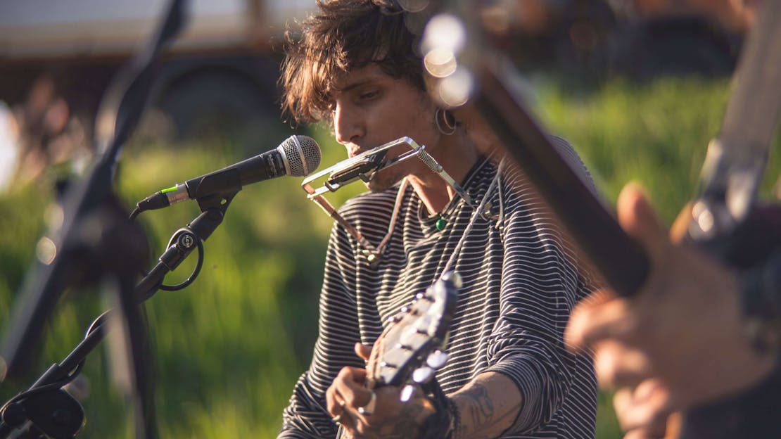A Brief History of Harmonica Harnesses