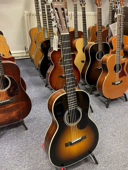 Eastman E20OO-SB Sunburst Handcrafted OO Size Acoustic Guitar with Deluxe Hard Case